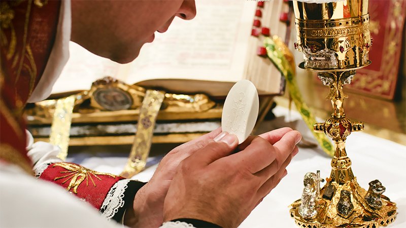 O Santíssimo Sacramento, milagre do amor de Deus